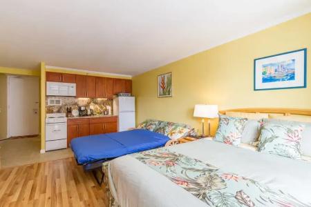 Tropical Studios At Marine Surf Waikiki - Free Parking - Best Location - Full Kitchen - Swimming Pool - 41