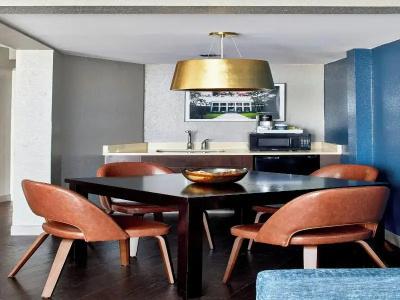 Four Points by Sheraton Downtown - 75