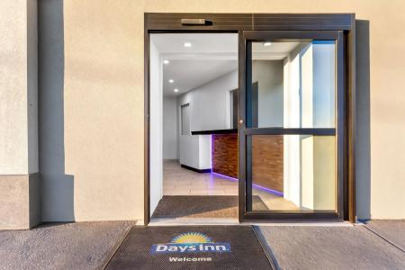 Days Inn by Wyndham Indianapolis East Post Road - 1