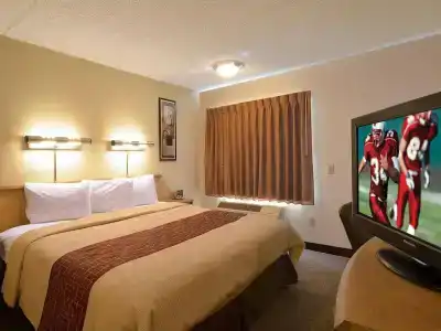 Red Roof Inn - 3