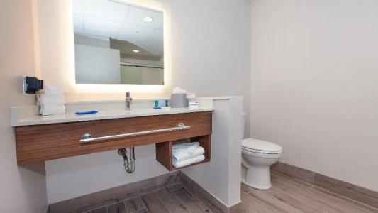 Holiday Inn Express & Suites Beach Beachfront by IHG - 70