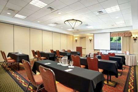 Hilton Garden Inn East - 25