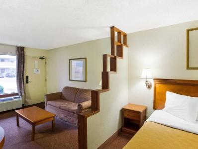 Rodeway Inn & Suites South of Fiesta Park - 34