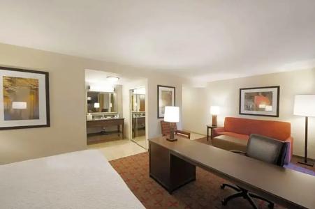Hampton Inn & Suites - 77