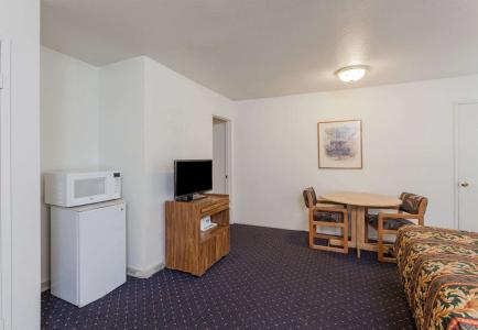 Days Inn by Wyndham Anaheim West - 5