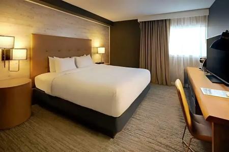 DoubleTree by Hilton - 33