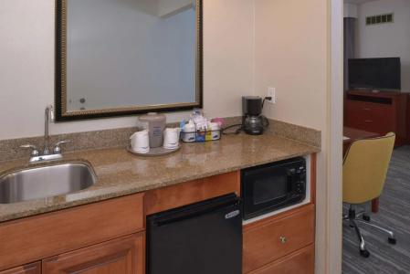 Hampton Inn and Suites North-Airport - 20
