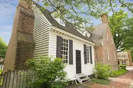 Colonial Houses - A Colonial - 25