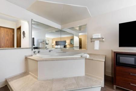 Wyndham Riverfront - 39
