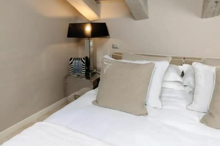 Seven Historical Suites - 102