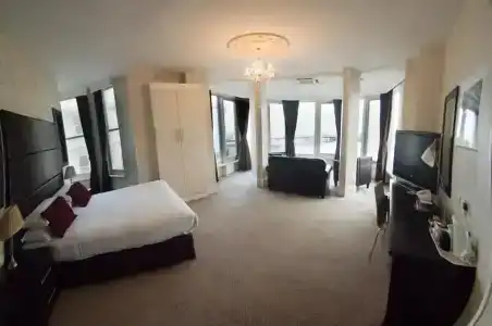 Queens & Spa - 104