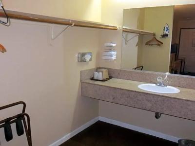Executive Inn & Suites - 20