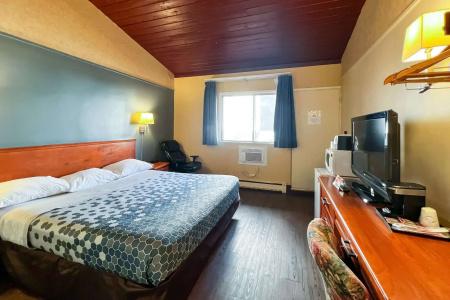 Econo Lodge Village - 66