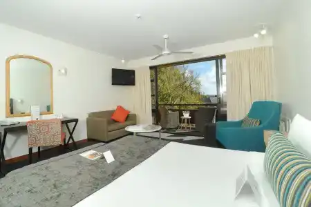Quality Lincoln Green - 4