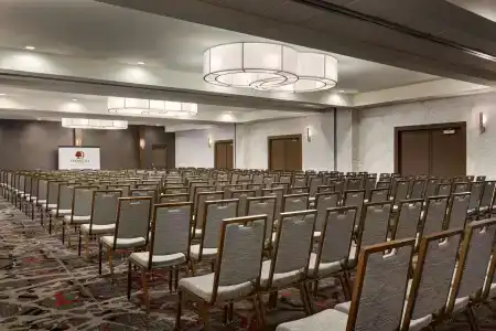 DoubleTree by Hilton Toronto Airport West - 12