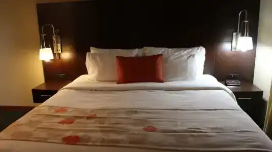 Hawthorn Suites East - 26
