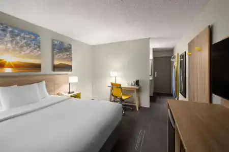 Days Inn & Suites by Wyndham - 5