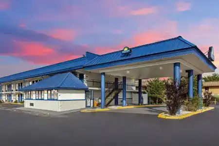 Days Inn by Wyndham North - 13