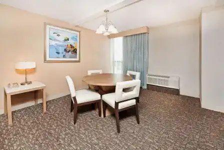 DoubleTree by Hilton Virginia Beach - 5