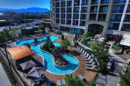 Courtyard by Marriott - 36