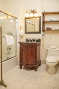 Washington Square Inn - 124
