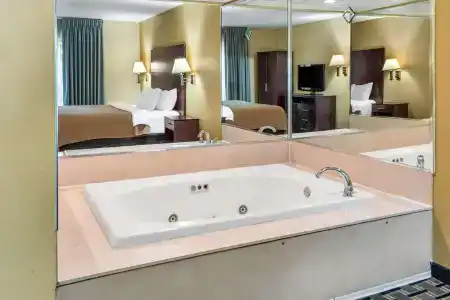 Clarion Inn & Suites Northwest - 3