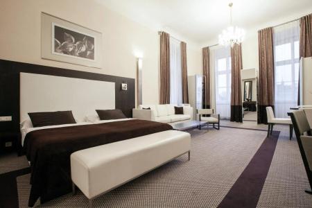 Old Town Square Residence by Emblem - 3