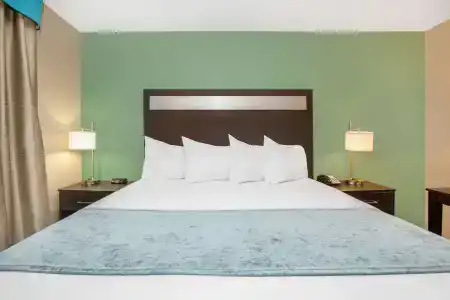 Baymont by Wyndham Center - 6
