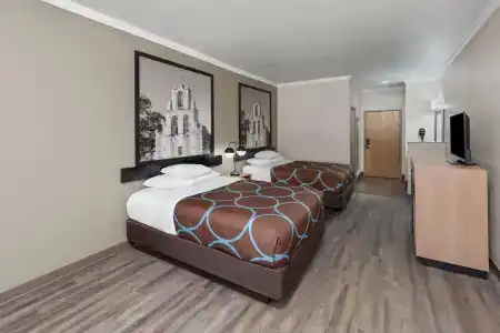 Super 8 by Wyndham San Antonio/Alamodome Area - 18