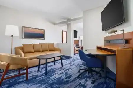 Fairfield Inn & Suites - 43