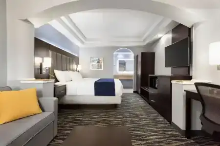 Days Inn & Suites by Wyndham Houston Hobby Airport - 34