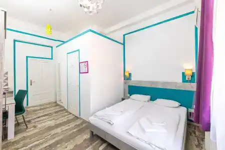 Amber Gardenview Studios - 1
