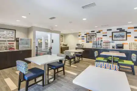 Hawthorn Suites by Wyndham Fort Benning - 10