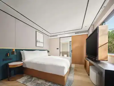Hilton Garden Inn West Lake - 27