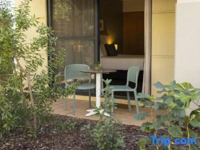 Rydges - 66