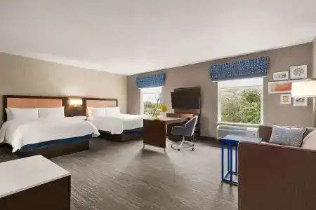 Hampton Inn & Suites West - 52