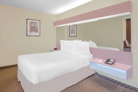 Erie Inn and Suites - 34