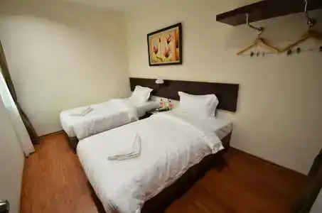 906 Riverside - 5