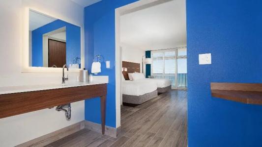 Holiday Inn Express & Suites Beach Beachfront by IHG - 72