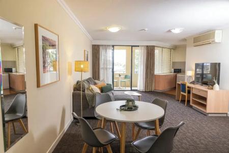 Rydges - 100