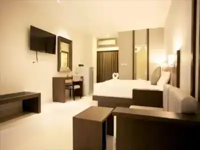 April Suites - 100