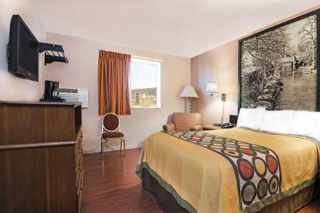 Super 8 by Wyndham San Antonio/I-35 North - 2