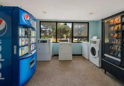 Econo Inn & Suites - 11
