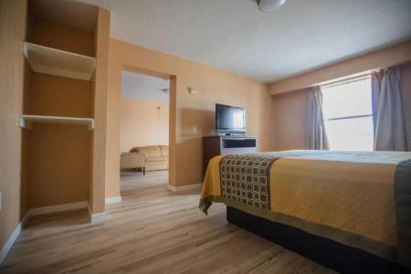The Crossroads and Suites - 37