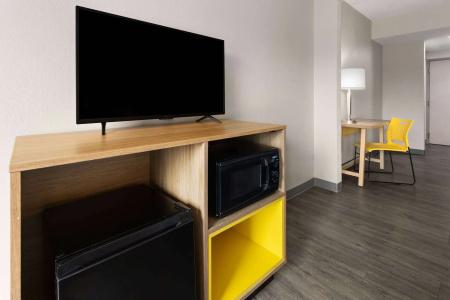 Days Inn & Suites by Wyndham - 18