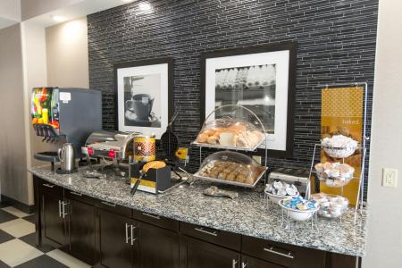 Hampton Inn & Suites Airport - 38