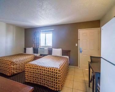 HomeTowne Studios by Red Roof Orlando South - 3