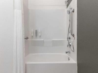 Super 8 by Wyndham Savannah - 47