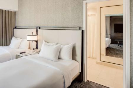 DoubleTree by Hilton & Suites - 3