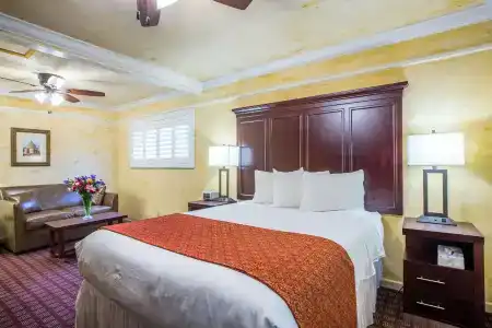 Clarion Collection Oaks Inn - 43